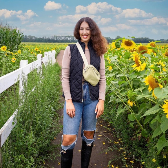 Meet your Posher, Chelsea! - Picture 2 of 11